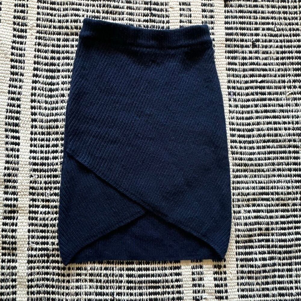 Gaelle Size Medium Navy Blue knit skirt Tulip Straight